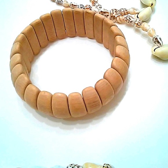 Hawaiian Set Shell & Wood Jewelry BEAUTIFUL & FUN Set - Picture 3 of 4